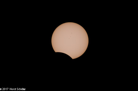 1/6400 Sek. bei f / 10 ISO 3200 700 mm